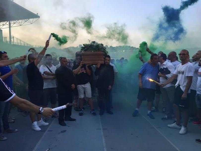 Fumogeni e bandiere: il San Vito di Cosenza ha salutato per l&#39;ultima volta la storica bandiera Gigi Marulla. Il sindaco ha assicurato che lo stadio prender il suo nome